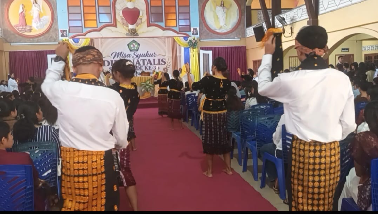 Misa Syukur Pesta Familly Kampus STIPAR  Ende Penuh Dengan Nuansa Budaya